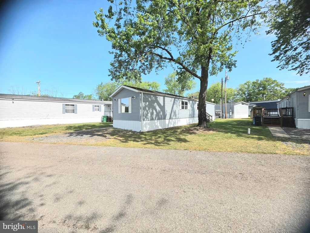 Image 14 of property listing at 10505 CEDARVILLE #13-5, Brandywine, MD 20613