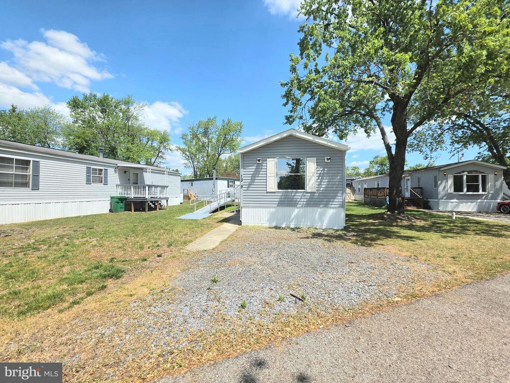 Image 15 of property listing at 10505 CEDARVILLE #13-5, Brandywine, MD 20613