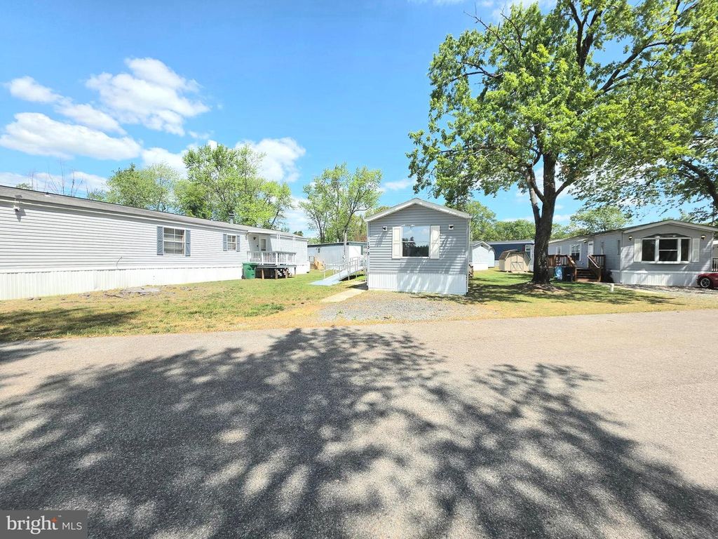 Image 16 of property listing at 10505 CEDARVILLE #13-5, Brandywine, MD 20613