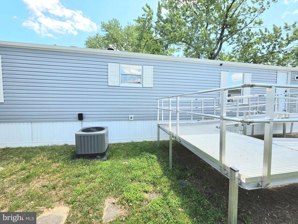 Image 19 of property listing at 10505 CEDARVILLE #13-5, Brandywine, MD 20613