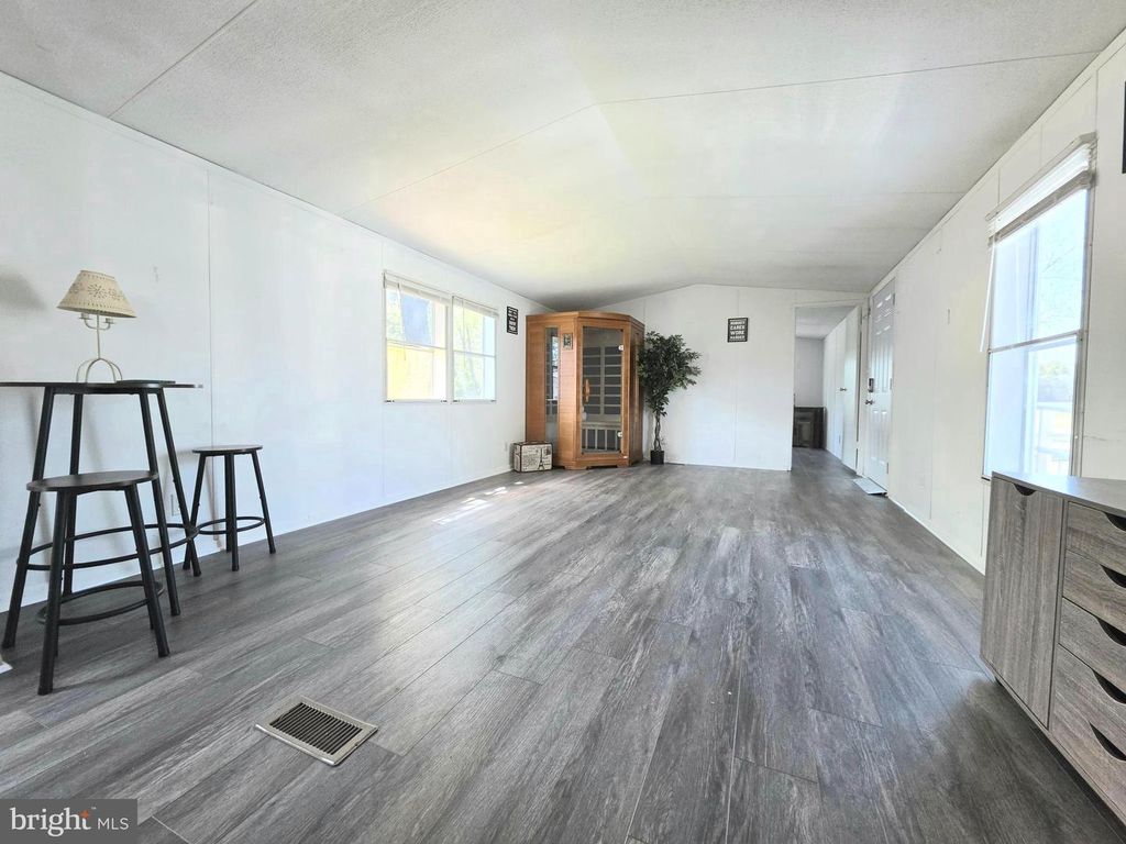 Image 4 of property listing at 10505 CEDARVILLE #13-5, Brandywine, MD 20613