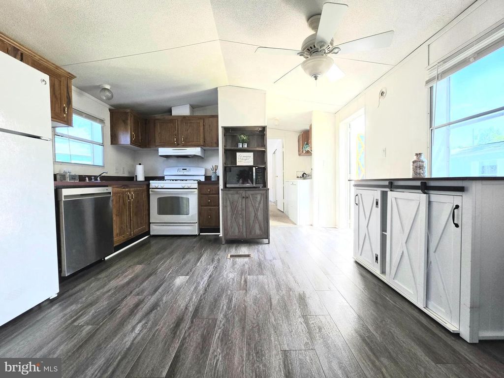Image 5 of property listing at 10505 CEDARVILLE #13-5, Brandywine, MD 20613