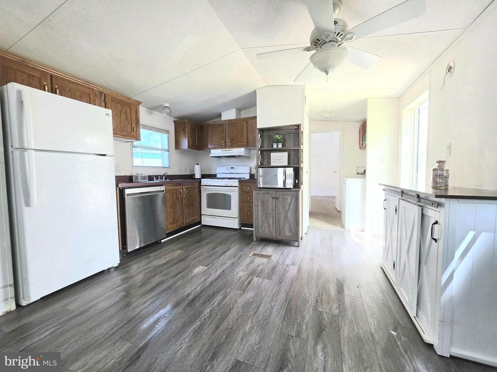 Image 7 of property listing at 10505 CEDARVILLE #13-5, Brandywine, MD 20613