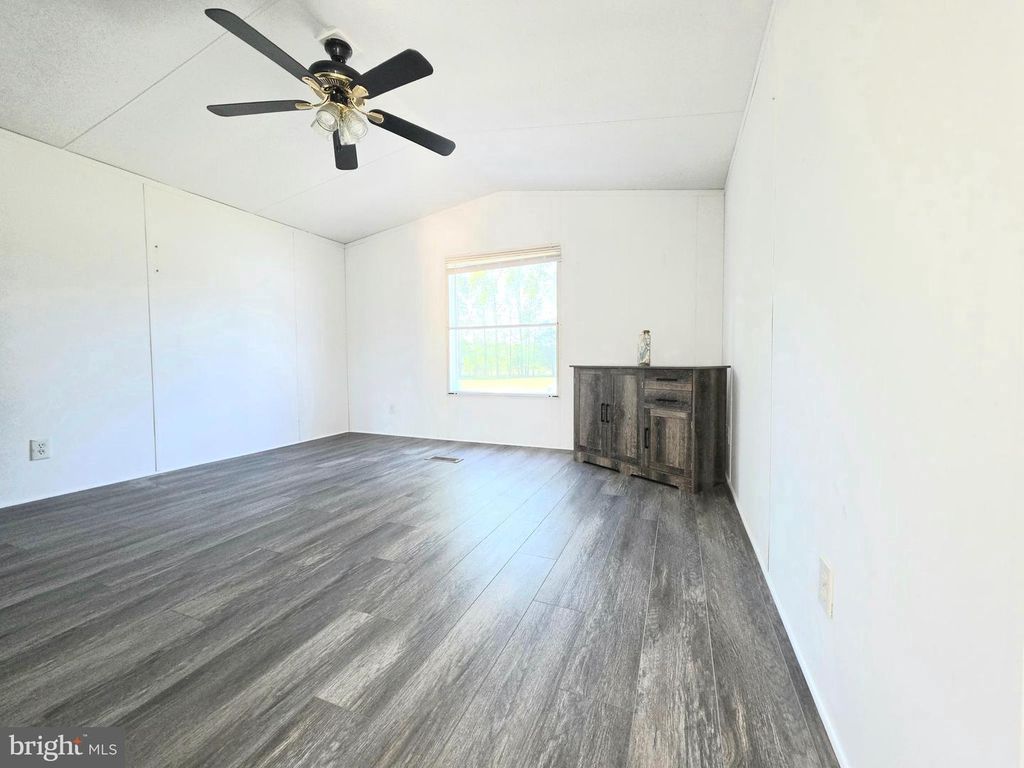 Image 9 of property listing at 10505 CEDARVILLE #13-5, Brandywine, MD 20613