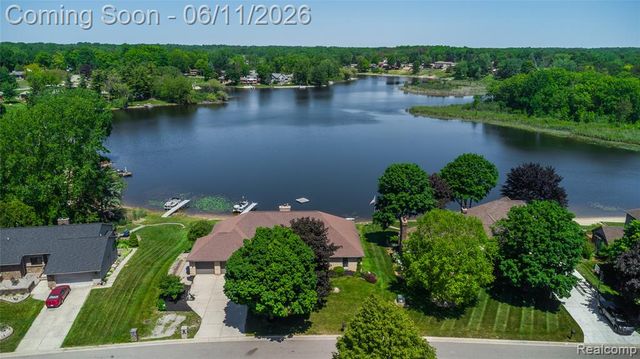 1154 Lake Valley Drive, Fenton, MI 48430