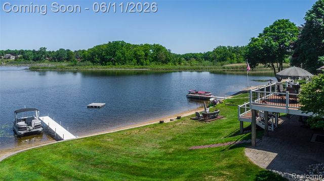 1154 Lake Valley Drive, Fenton, MI 48430