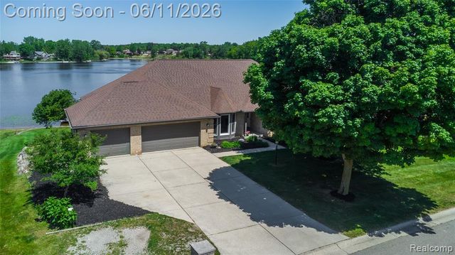 1154 Lake Valley Drive, Fenton, MI 48430