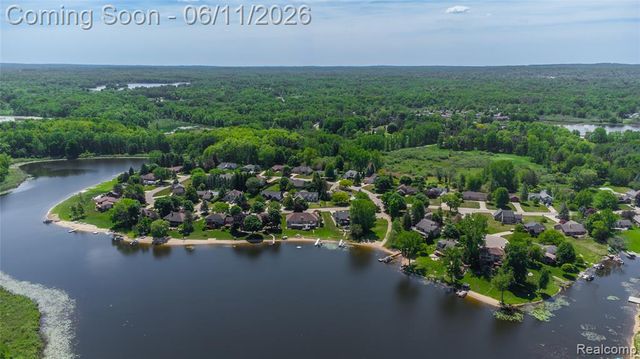 1154 Lake Valley Drive, Fenton, MI 48430