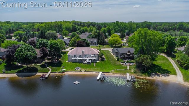 1154 Lake Valley Drive, Fenton, MI 48430