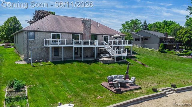 1154 Lake Valley Drive, Fenton, MI 48430