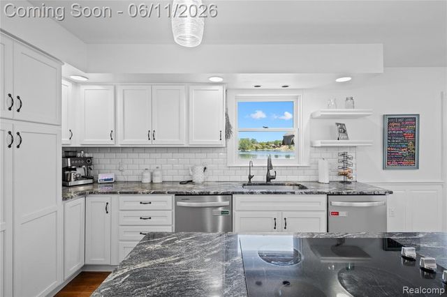 1154 Lake Valley Drive, Fenton, MI 48430