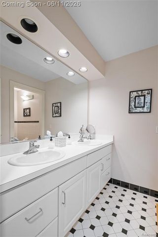 1154 Lake Valley Drive, Fenton, MI 48430