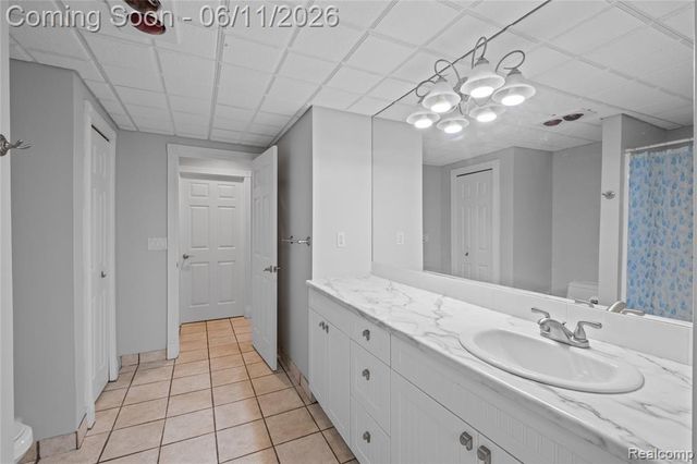 1154 Lake Valley Drive, Fenton, MI 48430