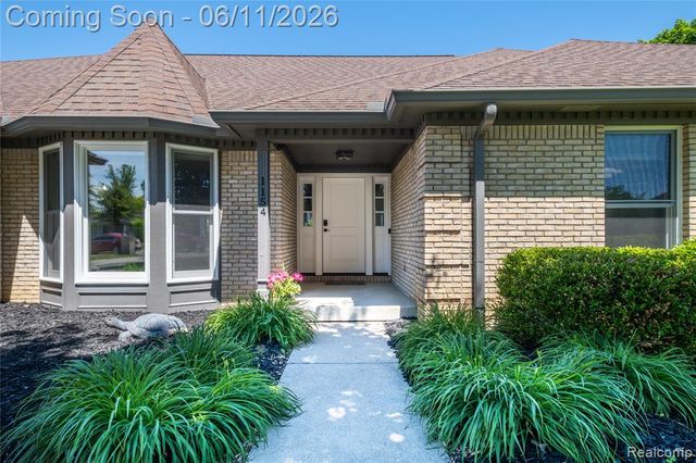 1154 Lake Valley Drive, Fenton, MI 48430