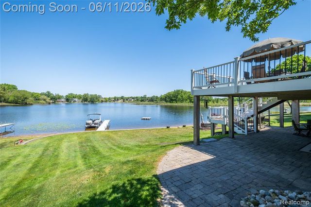 1154 Lake Valley Drive, Fenton, MI 48430