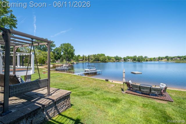 1154 Lake Valley Drive, Fenton, MI 48430