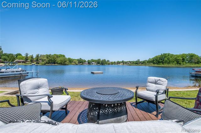 1154 Lake Valley Drive, Fenton, MI 48430