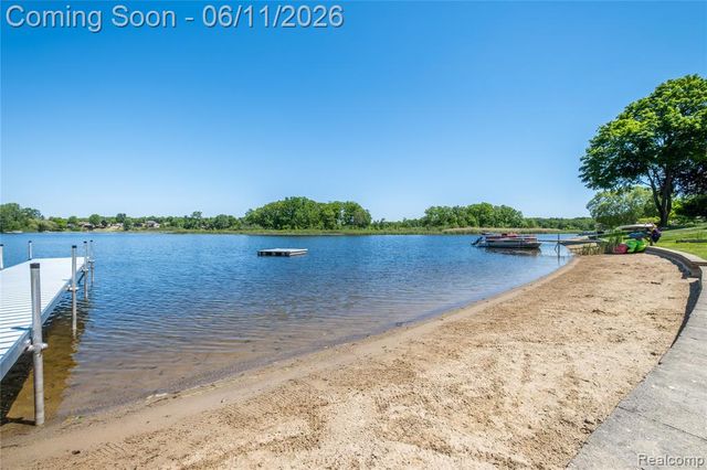 1154 Lake Valley Drive, Fenton, MI 48430