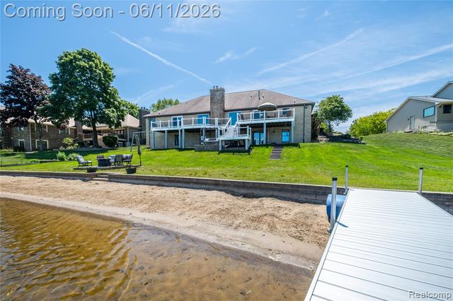 1154 Lake Valley Drive, Fenton, MI 48430