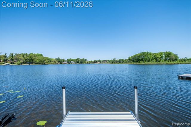 1154 Lake Valley Drive, Fenton, MI 48430