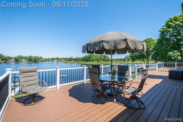 1154 Lake Valley Drive, Fenton, MI 48430