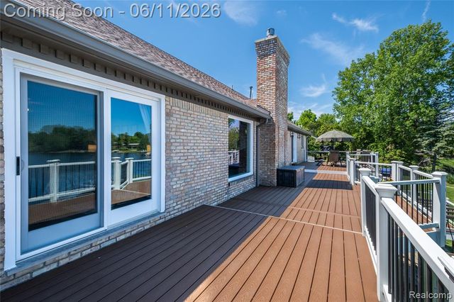 1154 Lake Valley Drive, Fenton, MI 48430