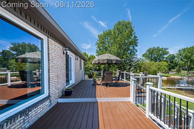 1154 Lake Valley Drive, Fenton, MI 48430