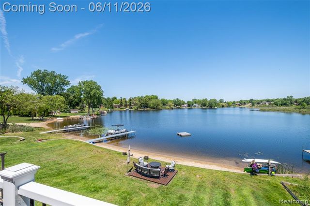1154 Lake Valley Drive, Fenton, MI 48430