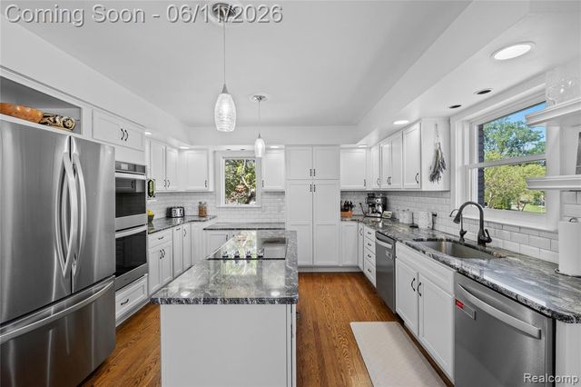 1154 Lake Valley Drive, Fenton, MI 48430
