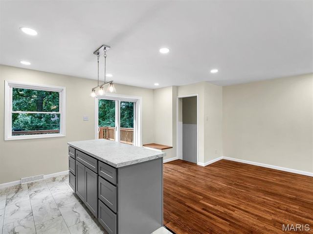 9218 Damson Drive, St Louis, MO 63123