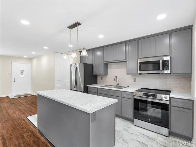 9218 Damson Drive, St Louis, MO 63123