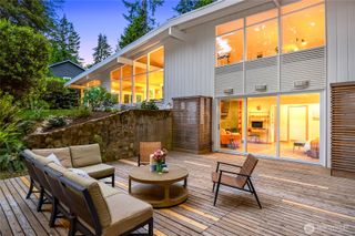 8975 Ferncliff Avenue NE, Bainbridge Island, WA 98110