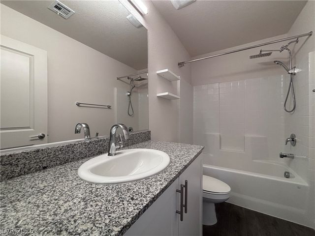 2833 Champagne Gold Avenue, North Las Vegas, NV 89086