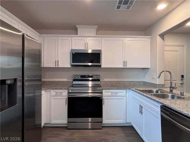 2833 Champagne Gold Avenue, North Las Vegas, NV 89086