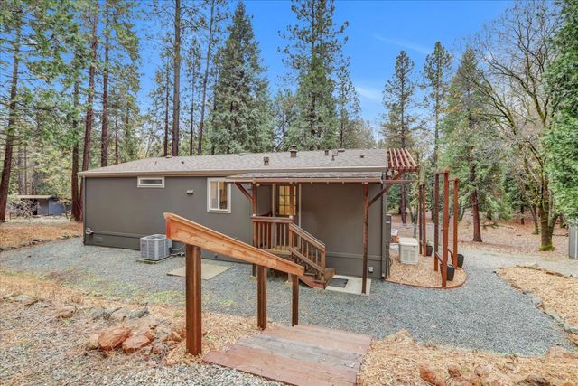 15081 Rattlesnake Rd, Grass Valley, CA 95945