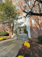 5 Roosevelt Pl 4A 4A, Montclair Twp., NJ 07042