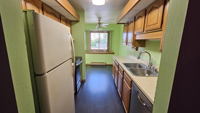 4591 S Greenridge CIRCLE, Greenfield, WI 53220