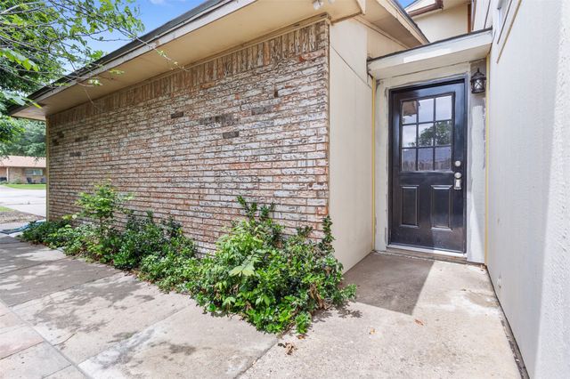 2802 Spring Valley Drive, Bedford, TX 76021