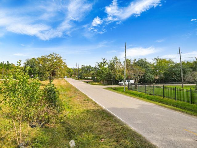 11711 Veterans Memorial Drive, Houston, TX 77066