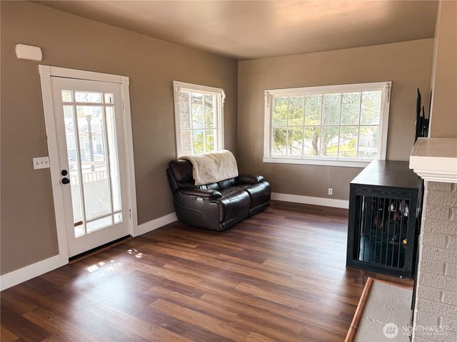 218 Washington Avenue N, Eatonville, WA 98328
