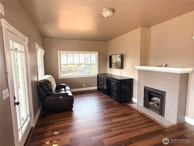 218 Washington Avenue N, Eatonville, WA 98328