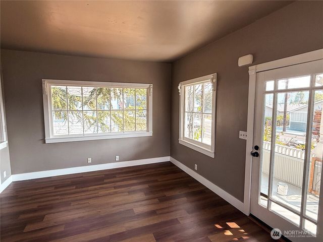 218 Washington Avenue N, Eatonville, WA 98328