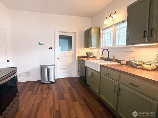 218 Washington Avenue N, Eatonville, WA 98328