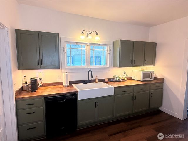 218 Washington Avenue N, Eatonville, WA 98328