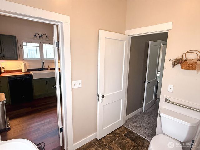 218 Washington Avenue N, Eatonville, WA 98328