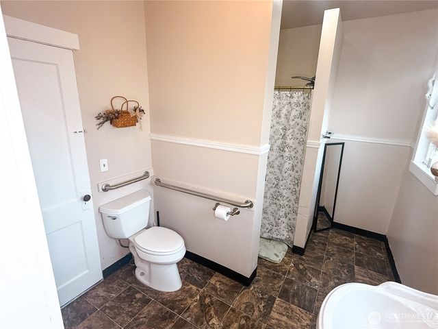 218 Washington Avenue N, Eatonville, WA 98328
