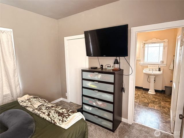218 Washington Avenue N, Eatonville, WA 98328