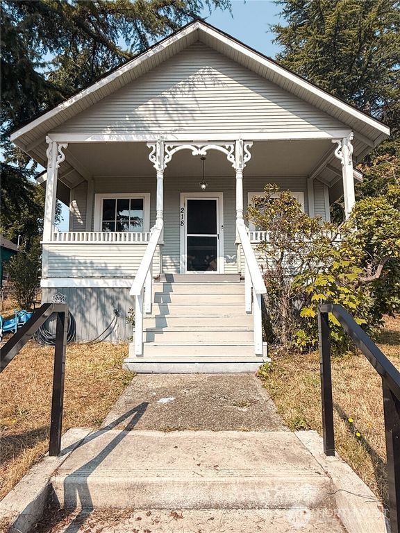 218 Washington Avenue N, Eatonville, WA 98328