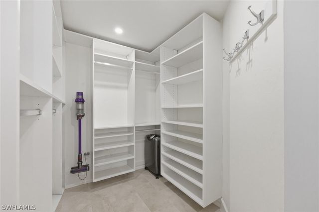 909 Reef Point CIR, Naples, FL 34108