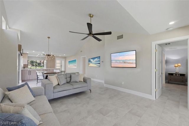 909 Reef Point CIR, Naples, FL 34108